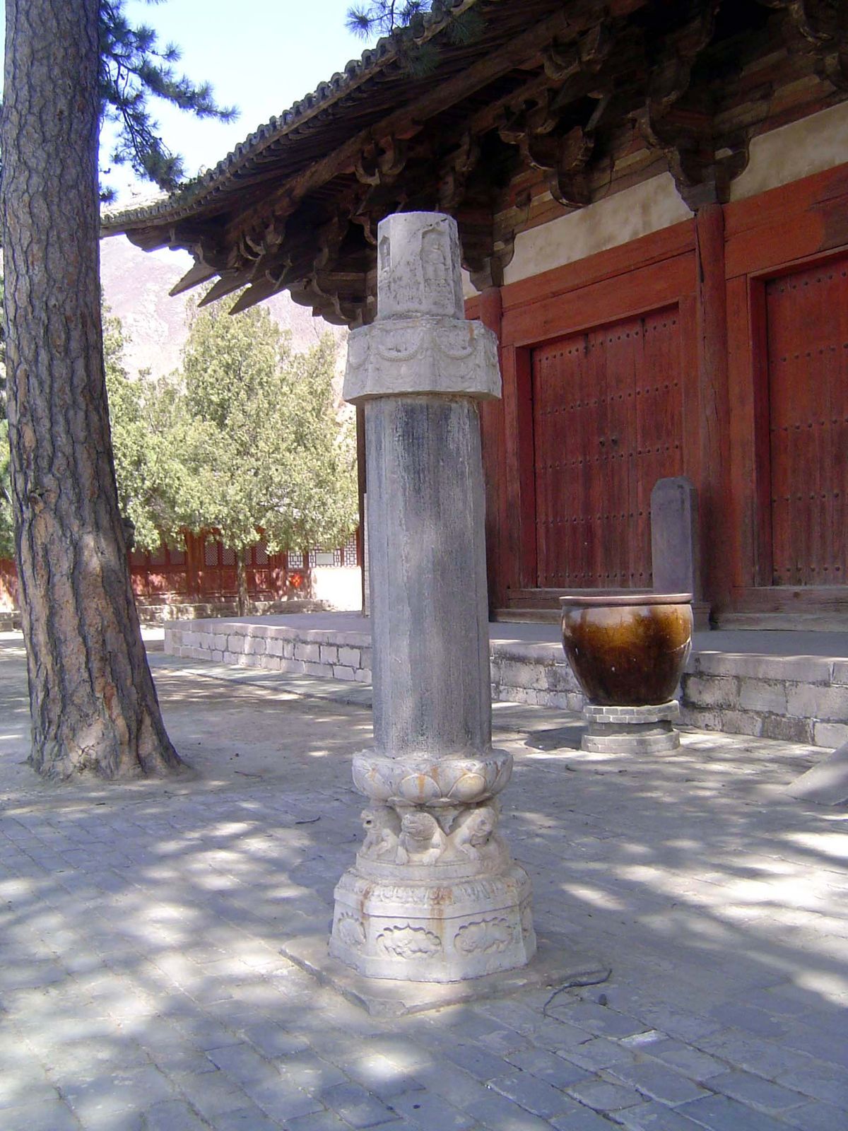 The Dhanari column commemorates, among others, Ning Kung-yu, a female disciple who donated the funds to build the hall.