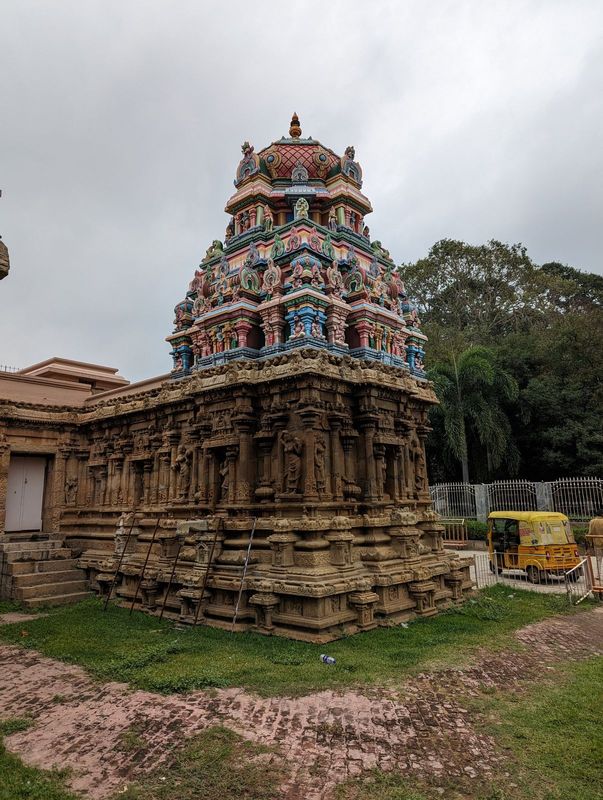 The Krishna temple's shrine was locked on the day I came by, but, because it's subordinate to the central shrine, the temple priests have la