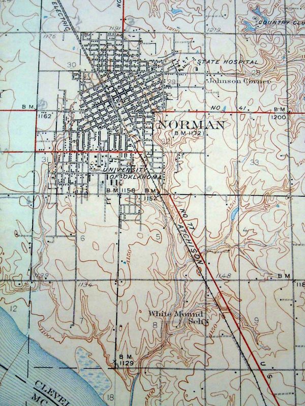 Topo sheet from 1936, when the town had grown to about 10,000 people. The original grid is now wrapped north and south by new streets, but t