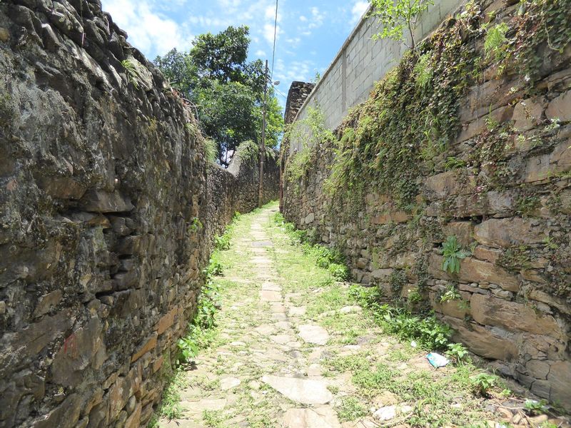Here's an alley, the Beco do Pilão. Can't see much, though a burglar wouldn't be seriously deterred.