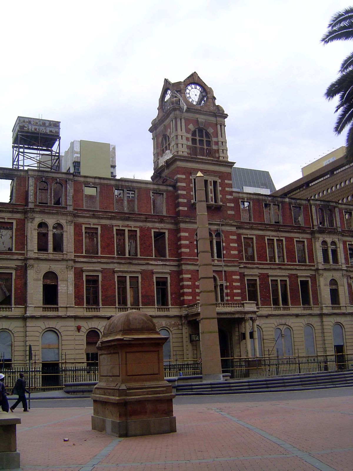 We're back to the Rissik Street post office, finished in 1904. Brick and stone? Nope: brick on plastered brick.