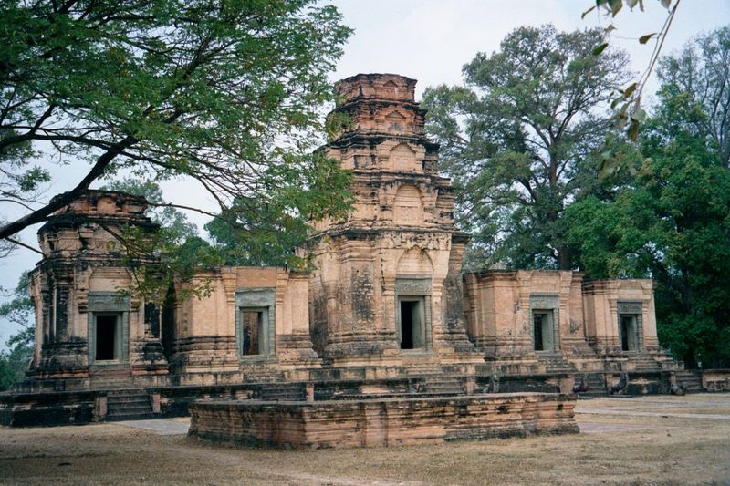 The oldest monument seen yet, these are the sanctuaries of Prasat Kravan, southeast of Banteay Kdei. They were built of brick, consecrated i