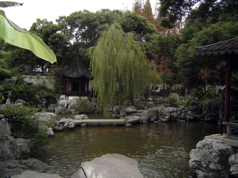 Tourists come to the old city but are heavily channeled toward the section around the Yu Garden, a much modified 16th century private garden