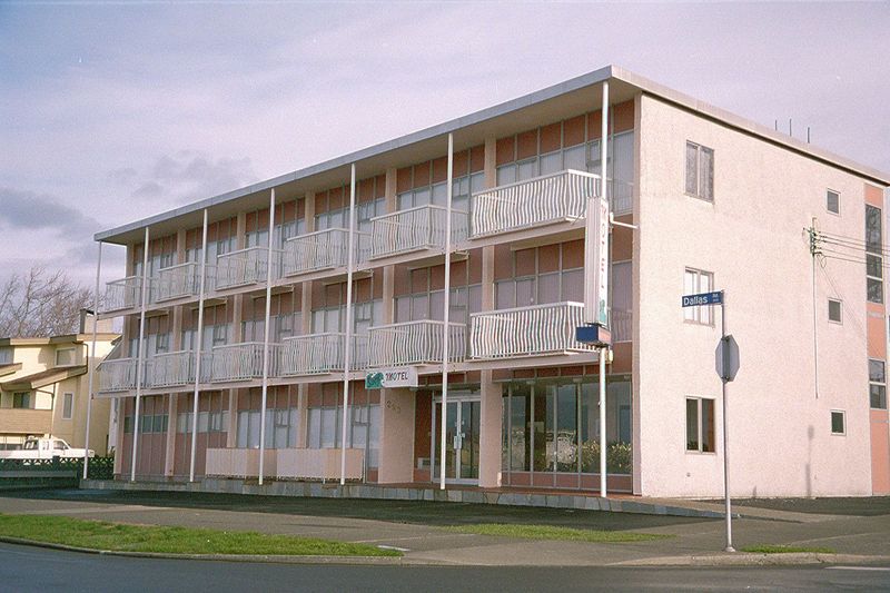 A motel of the same vintage stands with a similarly grand exposure.