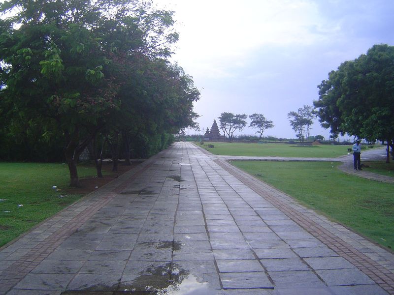 Excellent idea. It's early Monday, and up ahead is the Shore Temple housing the old image of Vishnu.