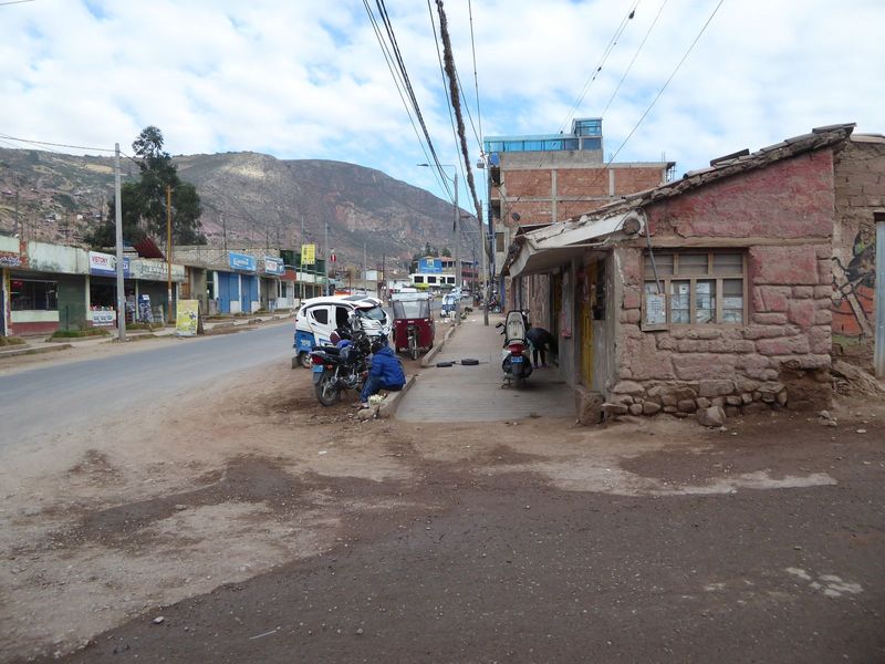 Yes: it's the Inca wall-building tradition, on display in unexpected places.