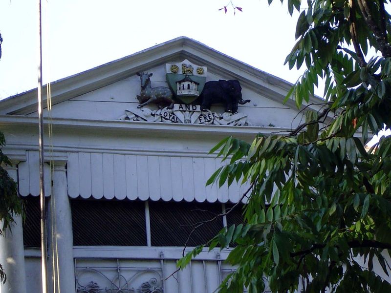 A closeup of the Kandy coat-of-arms. It says something about the effects of a long-running civil war that a camera pointed at what should be