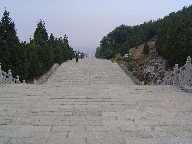 If you turn around, you see stairs descending to the Weihe Plain.
