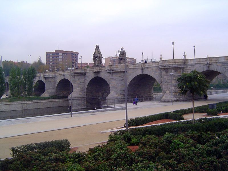 Tunnels run under the old Puente de Toledo, the bridge from which the preceding photos were taken.

The Manzanares is now confined under two