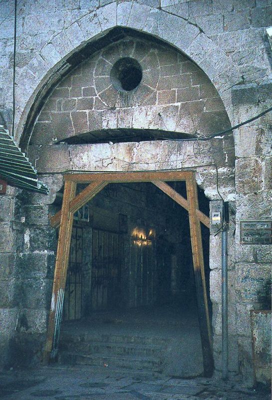 The weakened lintel of the Bab el Qattanin or gate of the cotton market. This is a far cry from the kind of maintenance work done in the Old