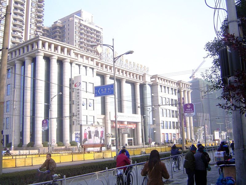 The mariners found an existing town, Shanghai "By the Sea", encircled by a round or barrel-shaped wall built for protection against Japanese