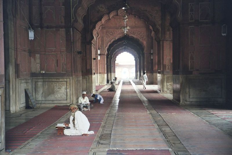 The prayer hall is eleven bays wide but only one deep. The unusual single-aisle form can be traced back about 150 years to 1494, when Sultan