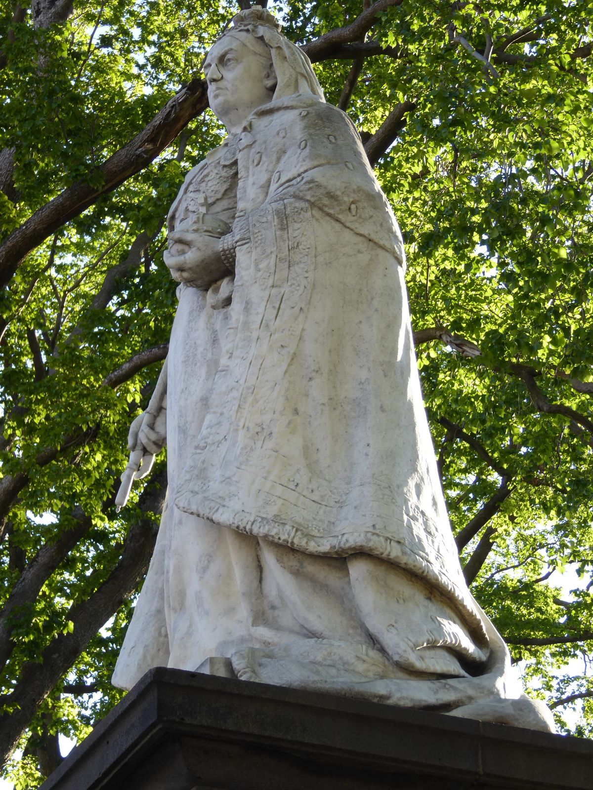 A thuggish Victoria. She's been here since 1905 and is the grim work of Herbert Hampton. Yes, her nose has been badly repaired after being b