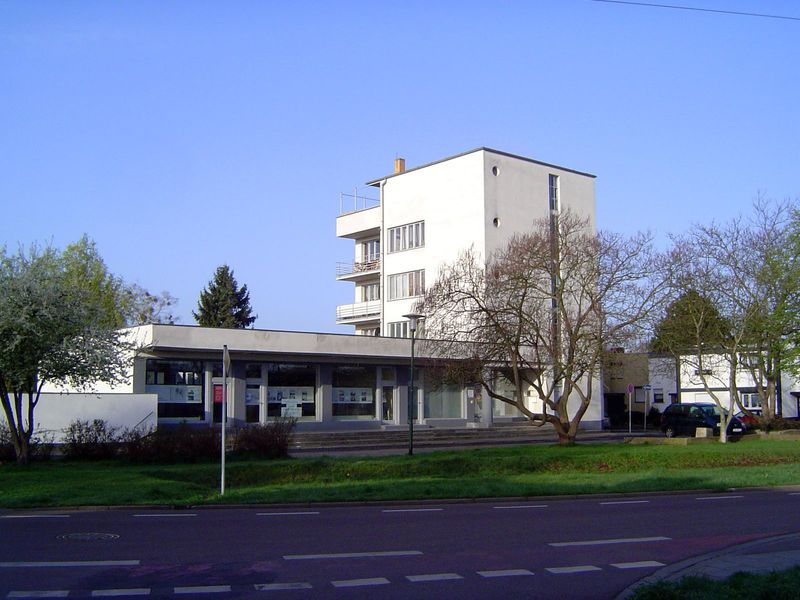 Gropius designed not only the school but between 1926 and 1928 a residential neighborhood called Törten, on the southeastern edge of Dessau.