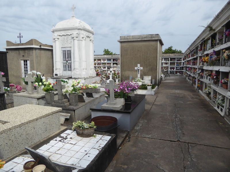 This is the municipal cemetery of Fray Bentos, at the corner of 18 de Julio and Alzaibar.