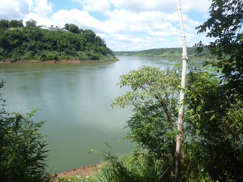 A clearer view of the junction. That's the Iguaçu coming in on the left and joining the Paraná to flow straight ahead.