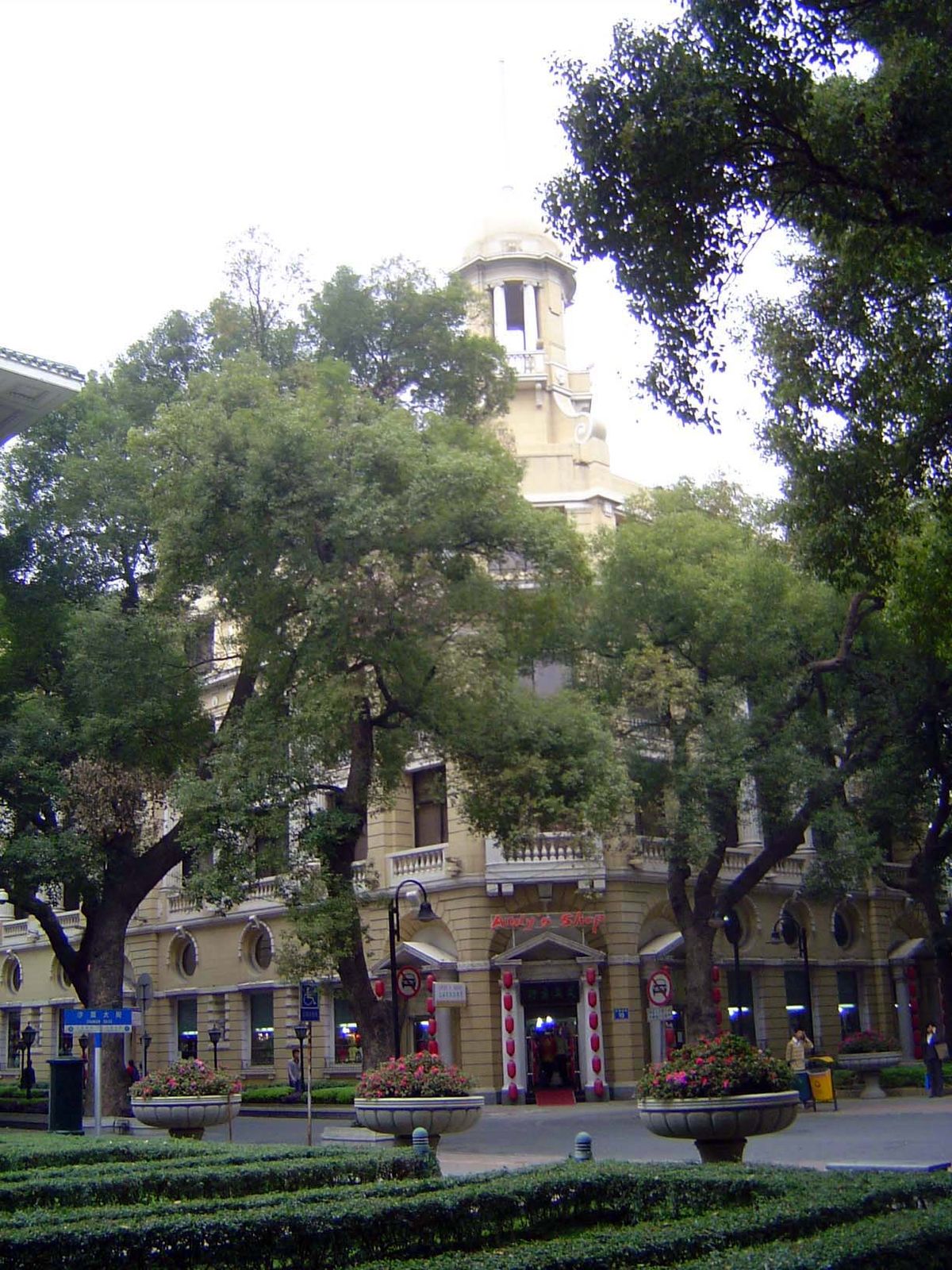 At the third corner of the intersection, the former offices of HSBC.