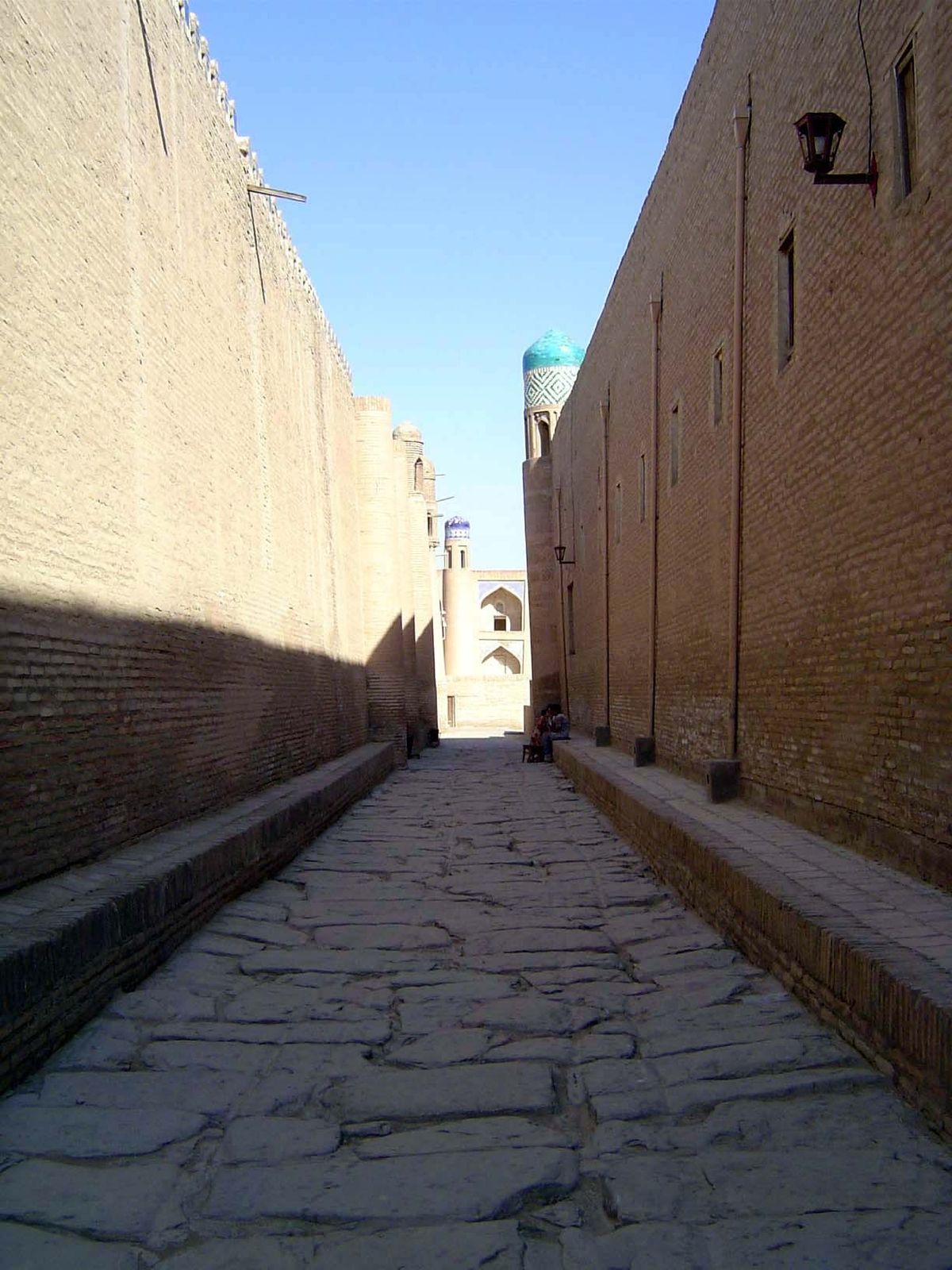 To get to the other sections of the Tash Hauli, we have to leave the harem and come around to the other entrances.