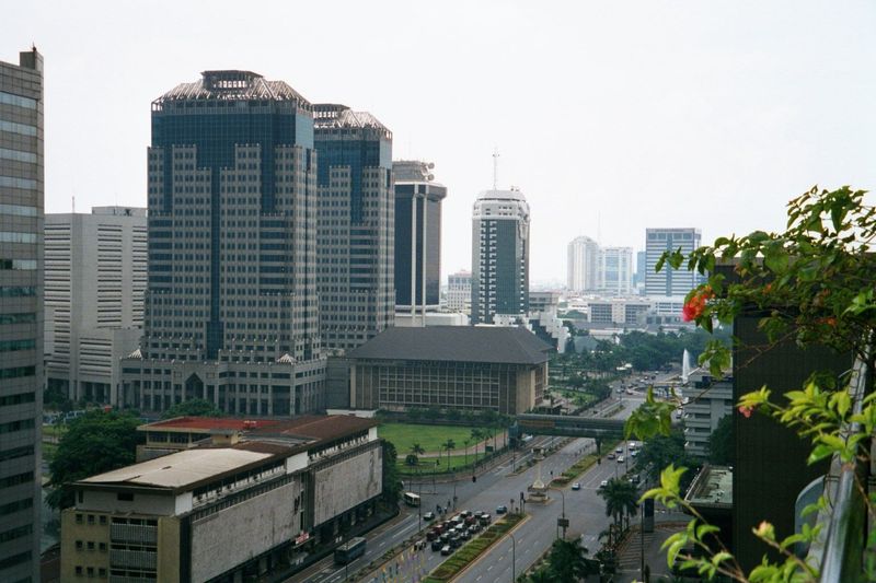 Another of Sukarno's megaprojects: Jalan Thamrin, the thoroughfare that runs north-south past MONAS. The view here is northwards. Normally j