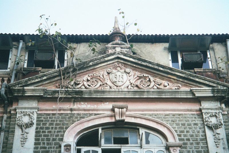 Not far from the Taj Mahal hotel, a colonial building has been topped and seeded.