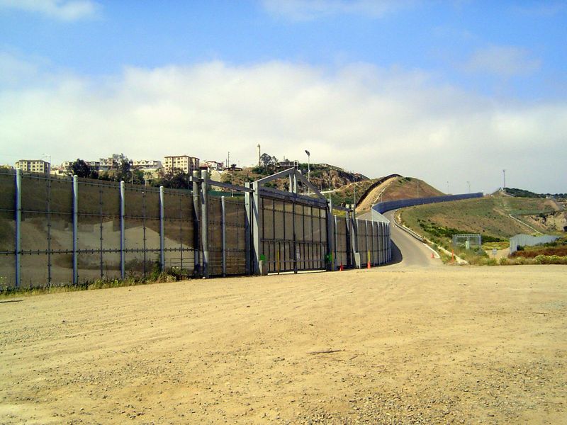 Show me a 50-foot fence, and I'll show you a 51-foot ladder. Here you only need a 16-foot one.