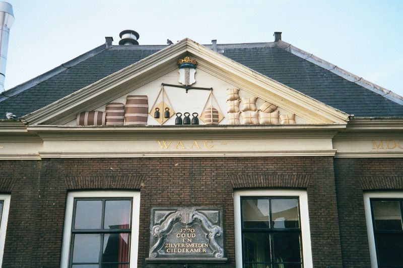 Yes: a weighing-house. The plaque below, if you can't make it out, states that in 1770 the gold- and silversmiths guild had its chambers her