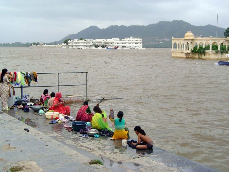 We've left the City Palace and come to the Gangaur Ghat at the outlet of Pichola Lake.