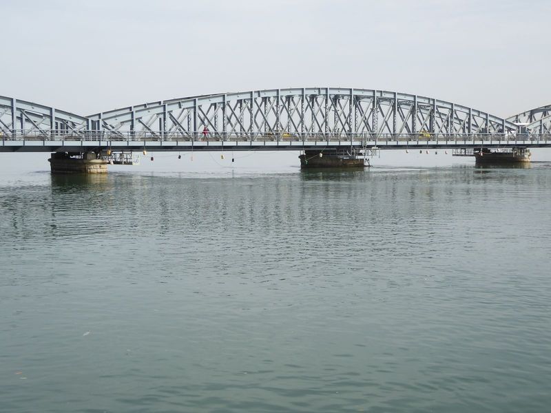 In case you're running how the ship got past the Pont Faiderbe, here's the answer: one of the seven spans pivots at the middle. It opened in