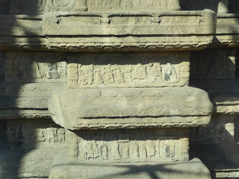 The bottom tiers illustrate the monks who brought the Buddhist canon to Korea.