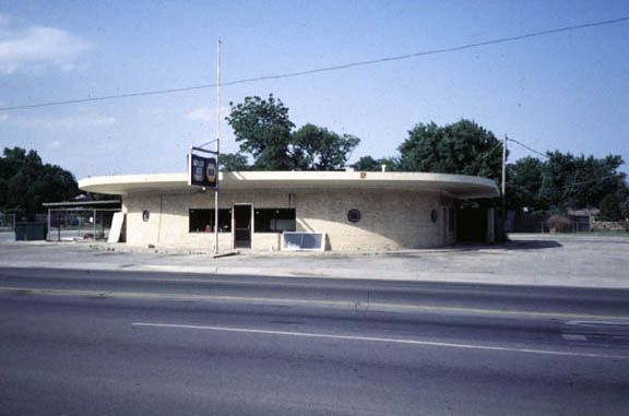 What did U.S. 77 need besides gas stations? Drive-ins, obviously. This site was residential in 1937 but became the Blue Goose Cafe in 1938. 