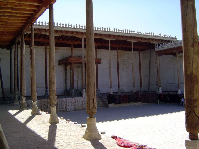 Porticoes rim the kurinesh khana or throne room.