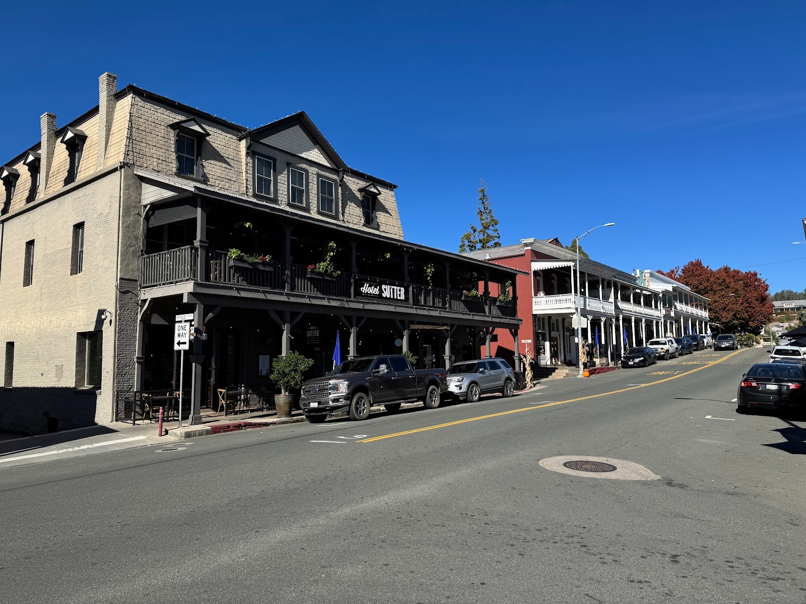 We're returned to Jackson and driven four miles to Sutter Creek, the spiffiest of all the towns along 49.  Not the biggest or the best whate