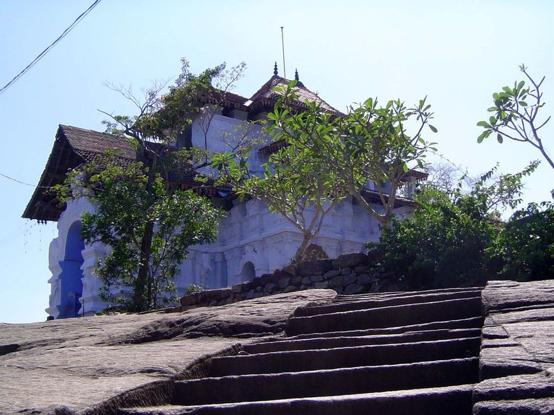 The building rests on a granite dome locally named Panhalgala.