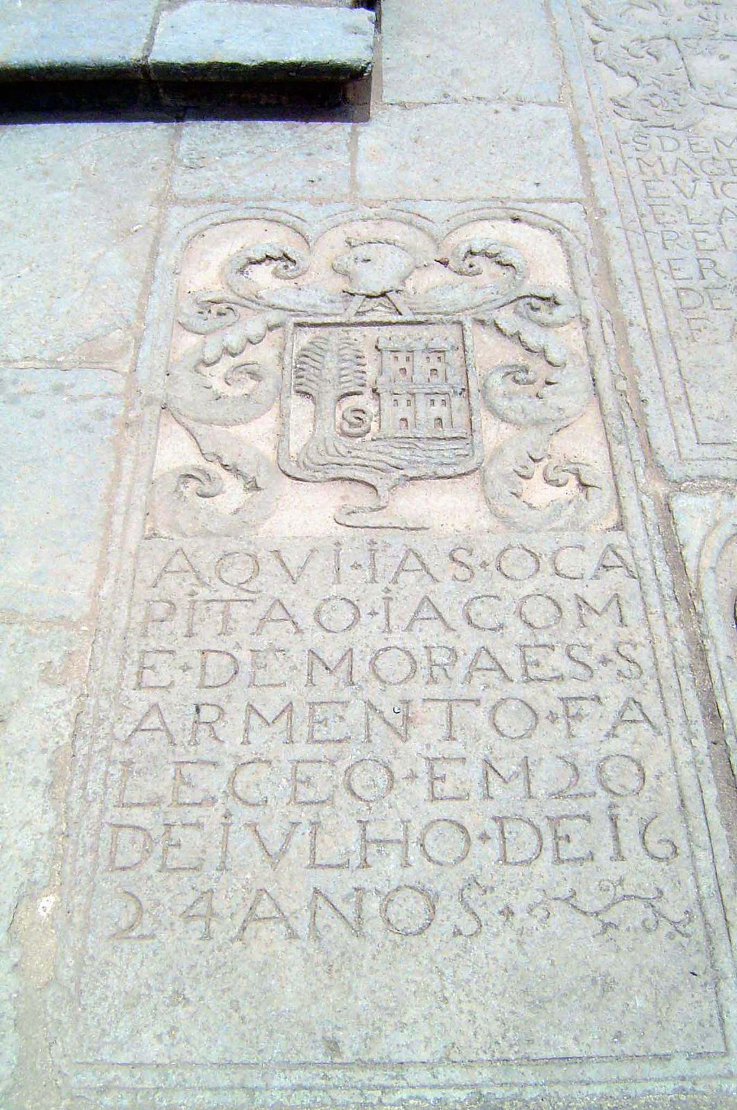 Here lies Captain Iacome de Moraes. Died 20 July 1624.