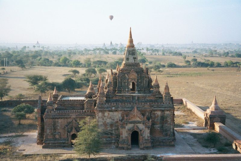 A smaller version of the two-tier gu. This is the South Gu Ni, one of two very similar temples in the Sula-mani style. In these cases, thoug
