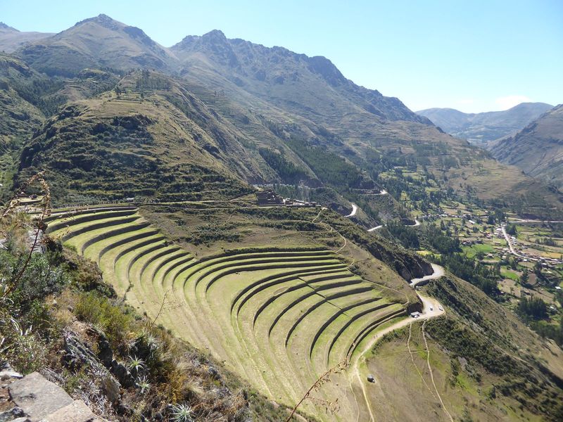 Breaktime's over: we're back on the ridge, but this time we'll stop at that parking place at the bottom of the terraces, and we'll walk alon