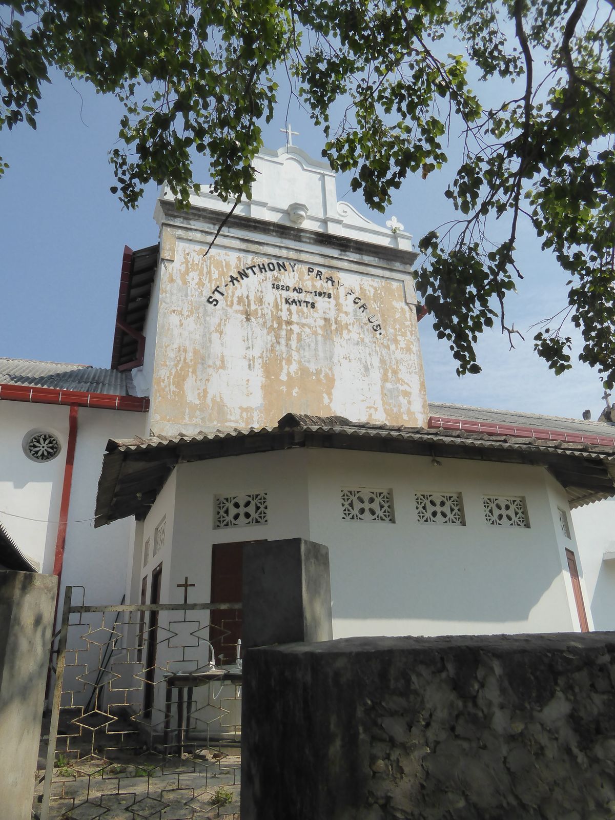 Kayts has no secular buildings to compete with these churches.