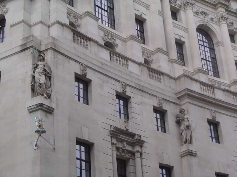On that curved facade there are larger-than-life statues of Britannia and a bare-chested Indian water carrier. They're the work of Francis D