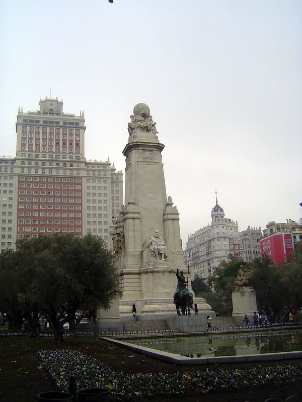 We've come to the Plaza de Espana, at 10 o'clock. It's a neighborhood of office and residential buildings from the 19th and 20th centuries, 