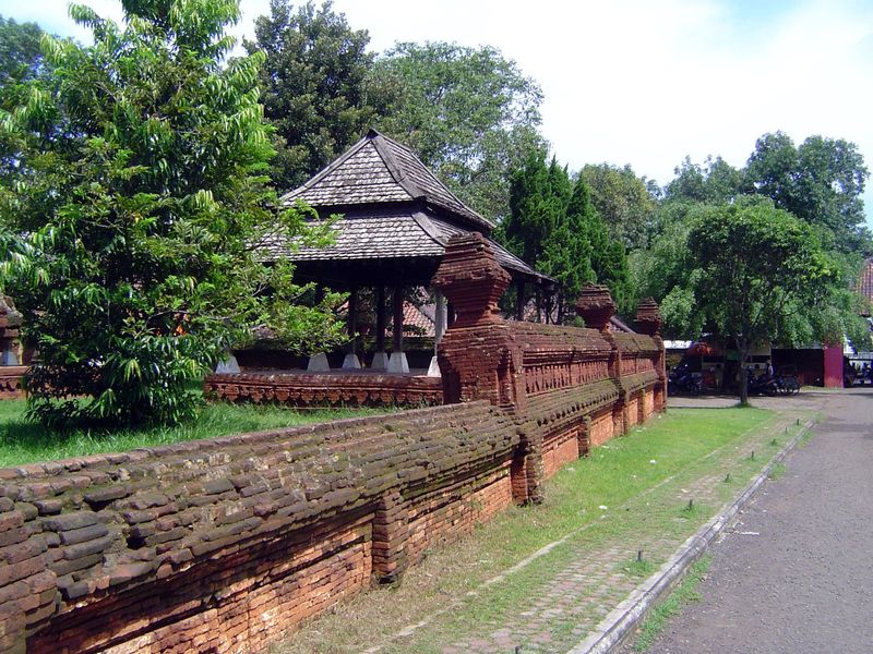 The palace wall. The lower courses are laid almost without mortar.