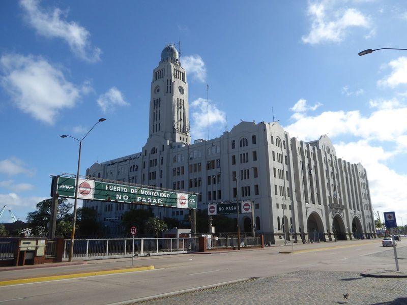 Speaking of the government, here, back at the harborside, is the Montevideo Customs headquarters, designed in 1923 by Jorge Herr n but not c