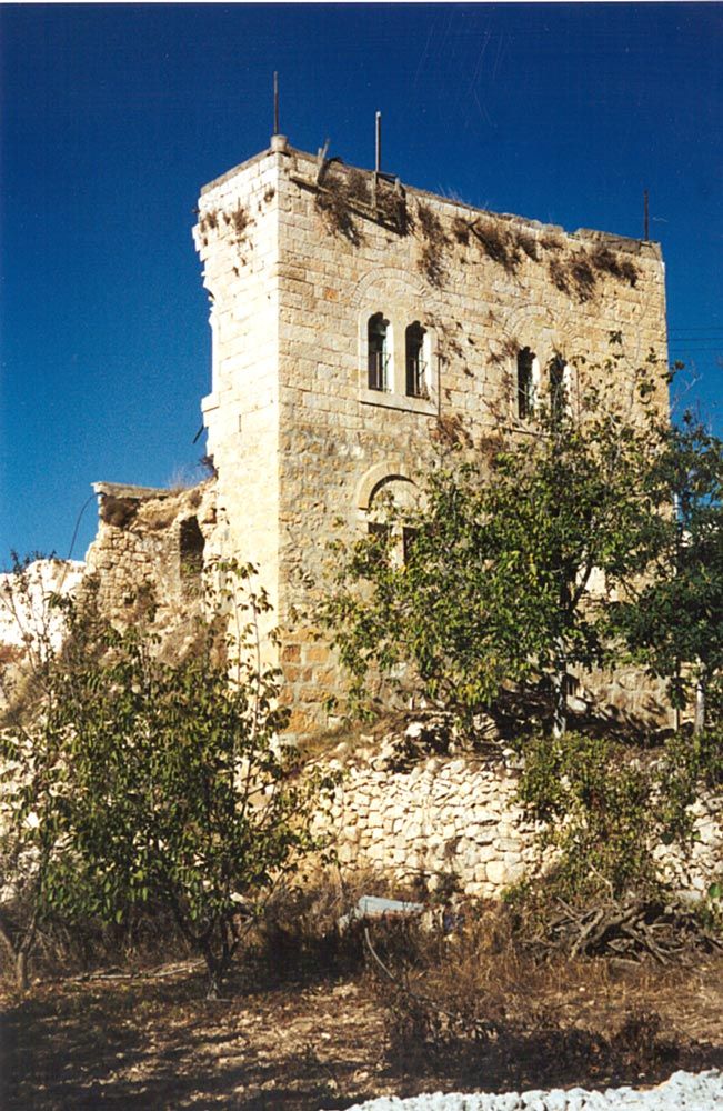 An adjoining ruin, probably from the 19th or early 20th century but with nothing left except a facade.