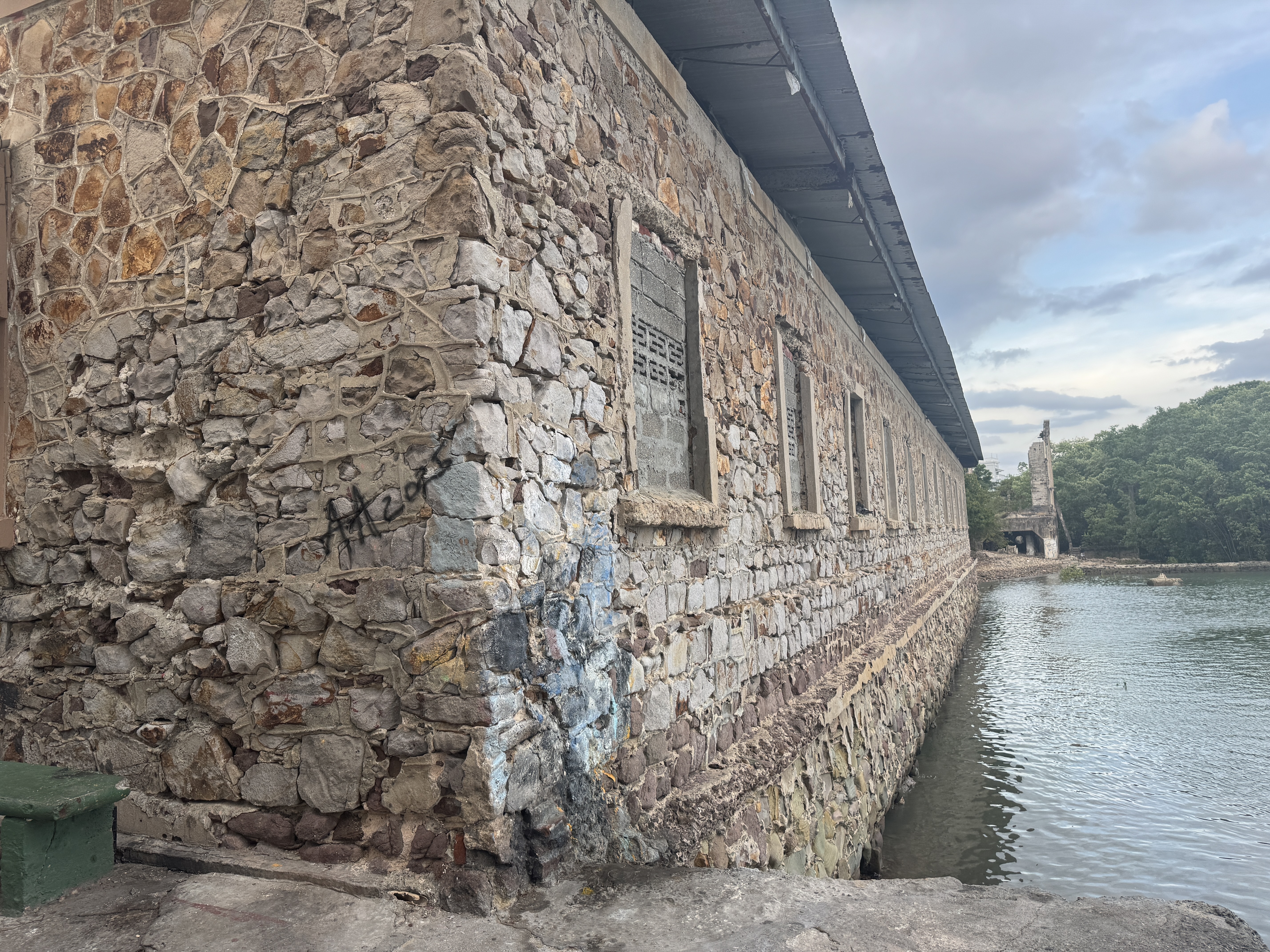 A bit of waterfront wall two blocks south of the previous pictures.  Presumably it was built in stages or renovated from time to time.   The