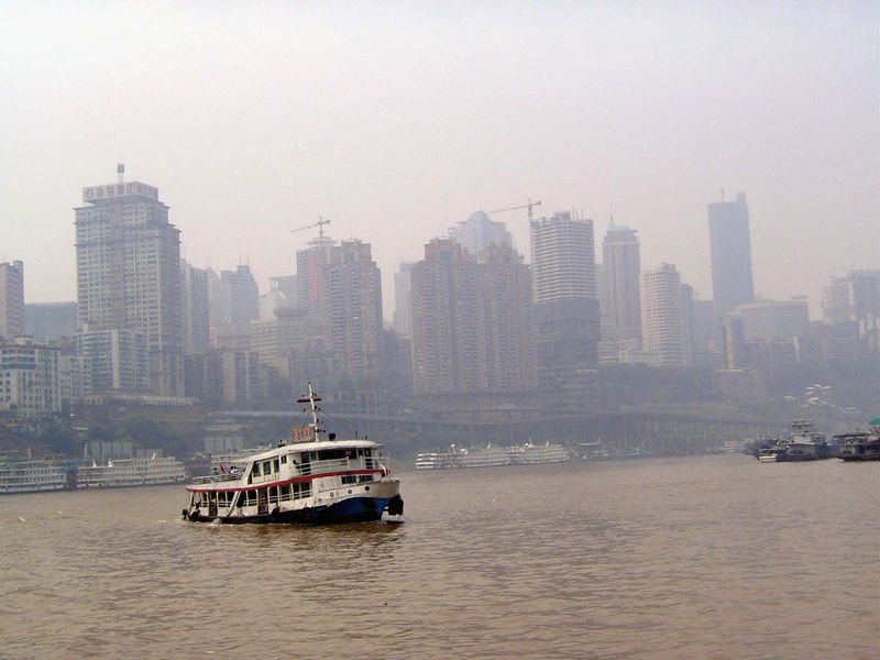 Out in the river: the view back up the Jianlingjiang.