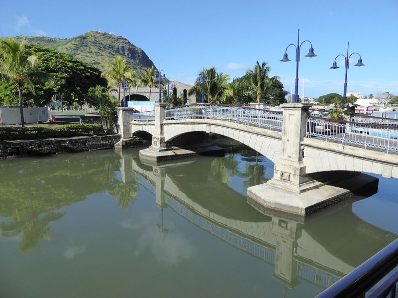 Who can resist the lure of boutiques? We've tiptoed across the bridge.
