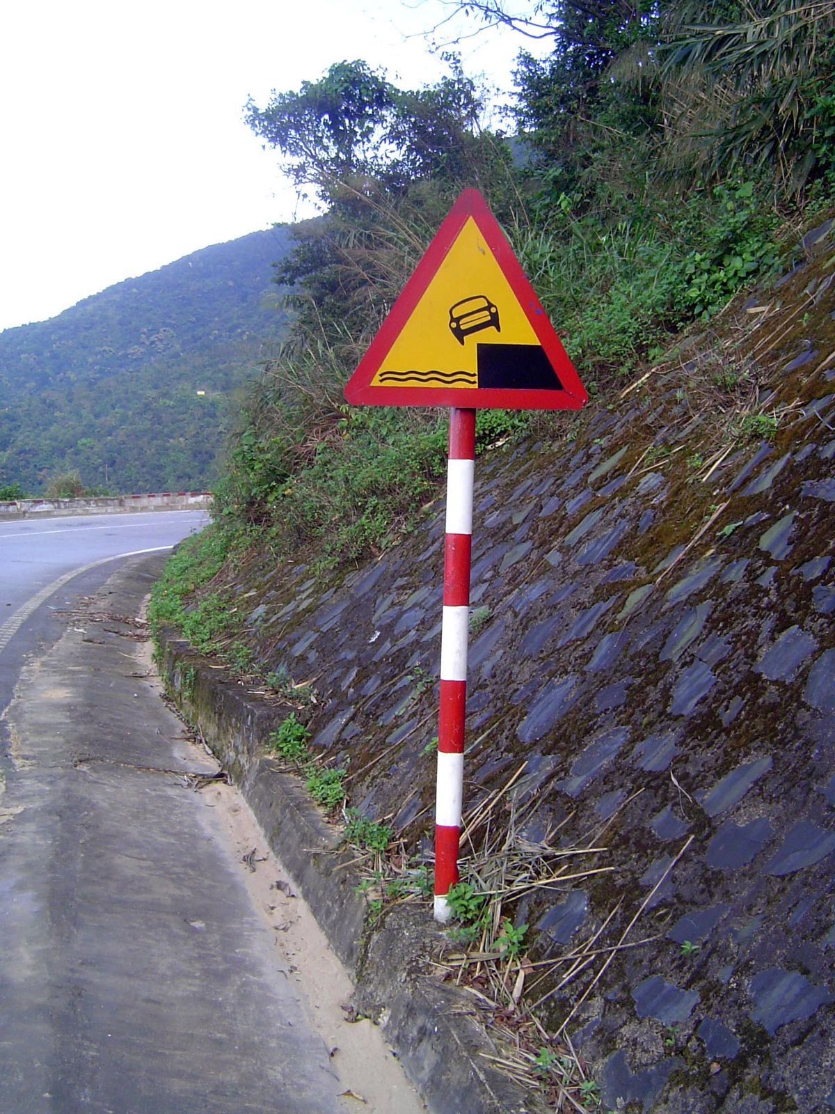 Approach to Hai Van Pass.
