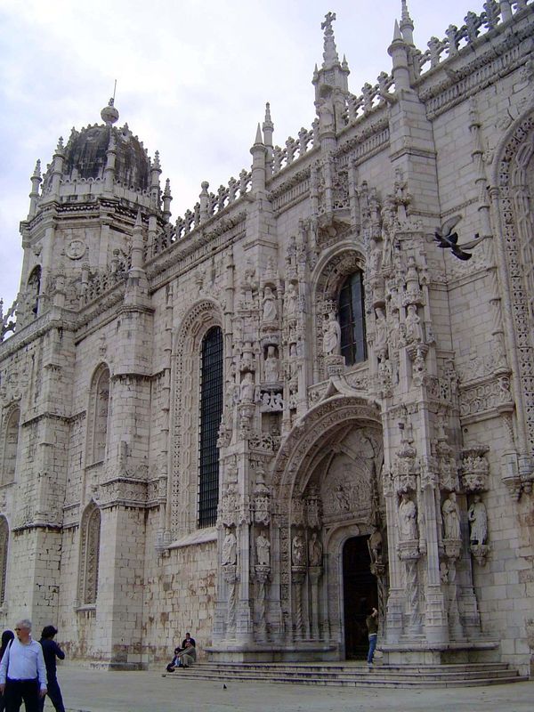 The elaborate side entrance, now closed, was added in 1516-7 by João de Castilho. Rarely has a buttress been so ornamented. Atop the arch is