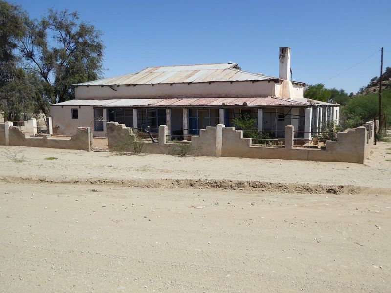 Farmhouses here are usually located just outside the irrigated swath. Some have elaborate ornamental gradens. Not this one.