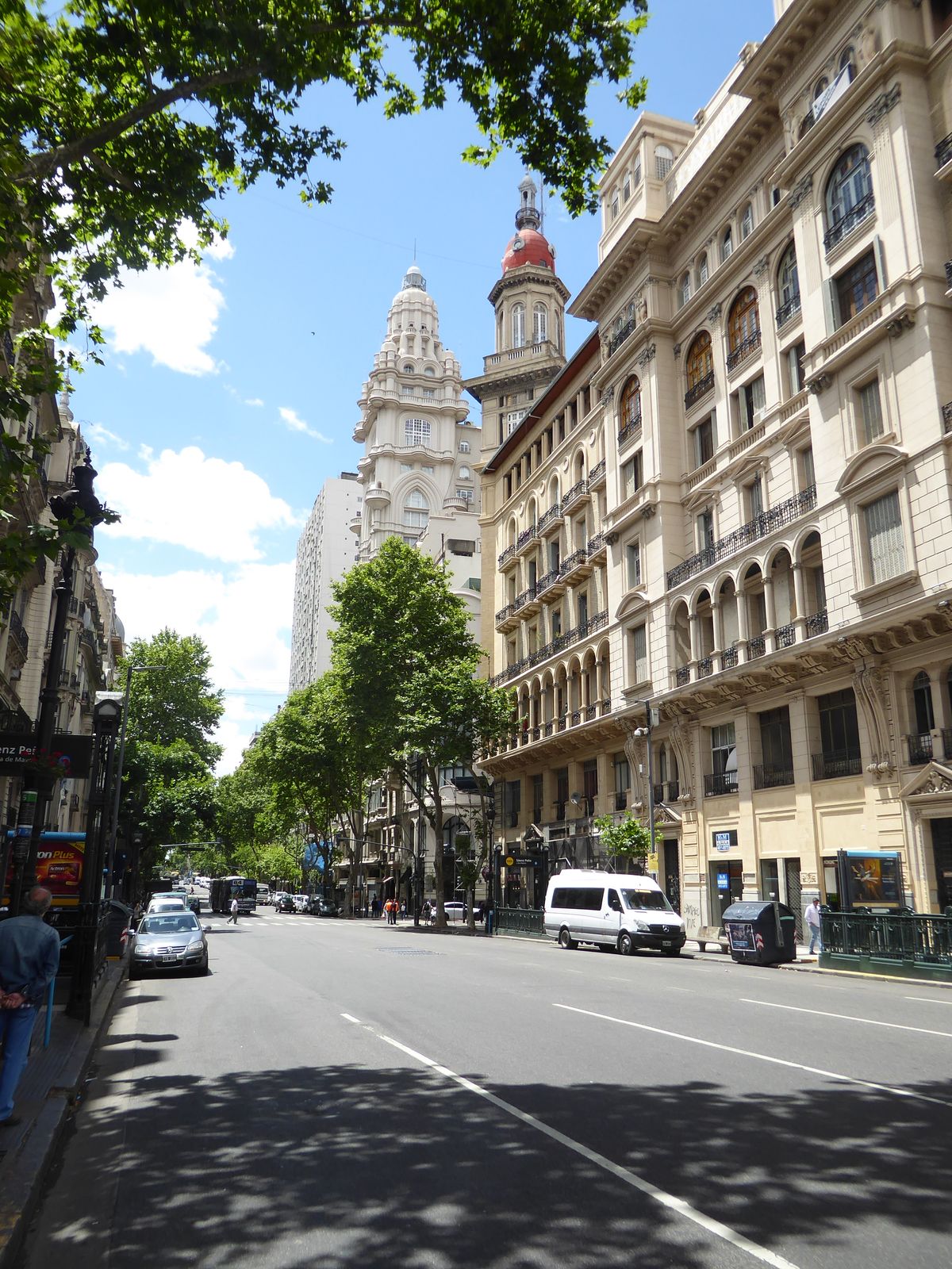 We're looking east from a point just five minute's walk from the Av. 9 de Julio. The bubbly building in the center is the Palacio Barolo, fr