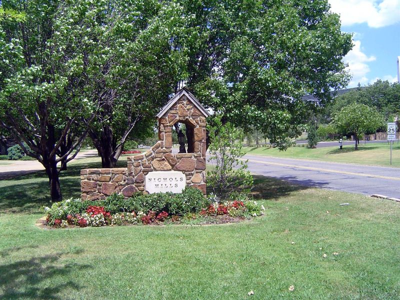 The surprisingly understated southern entrance. No electric gates, no guardhouses, not even a recycling waterfall. God forbid: something app